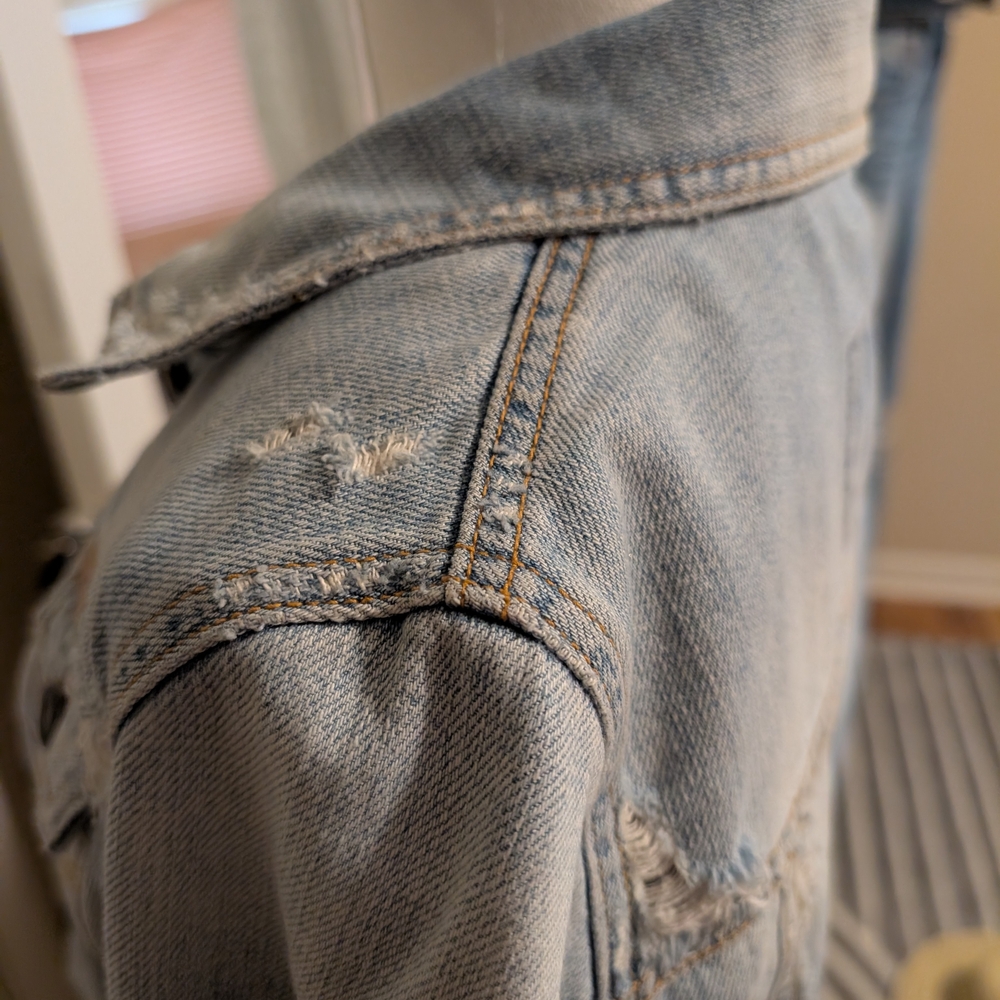 🧥 Hollister Lightwash Distressed Denim Trucker Jacket (like new) Sustainable - Picture 7 of 12